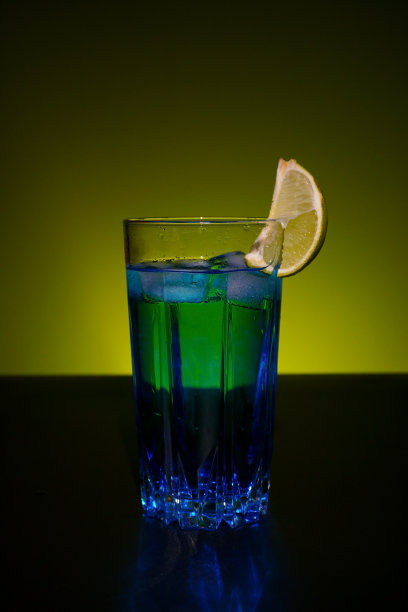 绿色背景的蓝色鸡尾酒图片下载