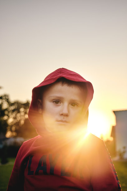 三岁男孩的背光肖像。图片下载