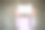 孩子抱着笑脸画。快乐的情绪。图片下载