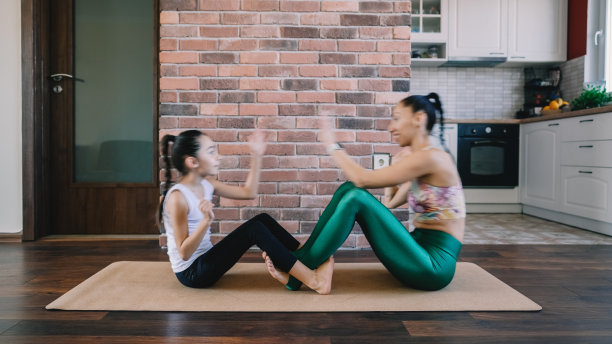 母亲和女儿在家锻炼图片下载