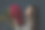 一名年轻女子手持一束玫瑰花图片下载