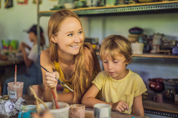 母子俩在陶艺坊做陶罐图片下载