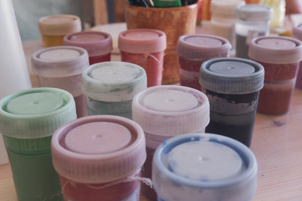 釉下陶瓷涂料。图片下载