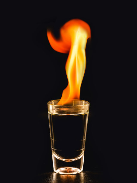 燃烧酒精饮料与大火焰，黑色背景与拷贝空间图片下载