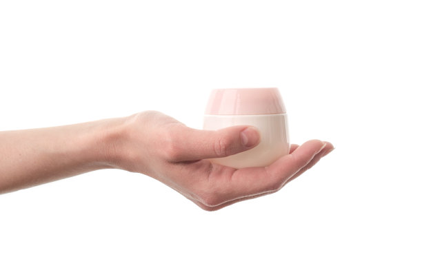 一位女士拿着一瓶护手霜图片下载