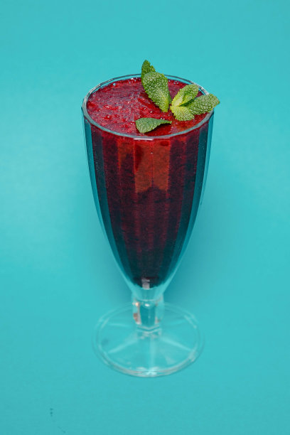 浆果饮料与薄荷在绿松石背景图片下载