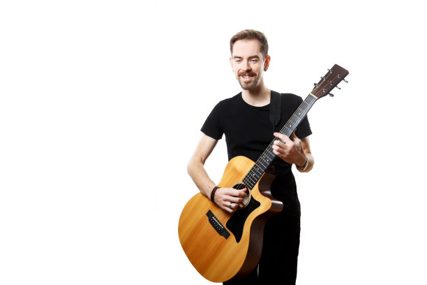 在白色背景上弹吉他的男人。图片下载