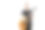 在白色背景上弹吉他的男人。图片下载