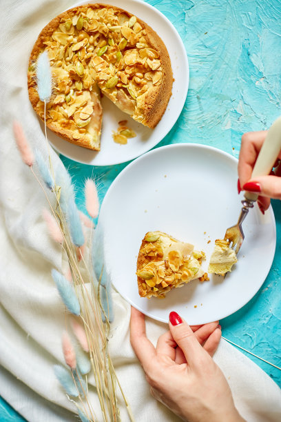 手不认识的女人吃一块苹果或梨派焦糖坚果图片下载