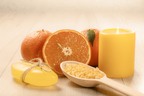 有橘子，肥皂，海盐和蜡烛的水疗产品图片下载