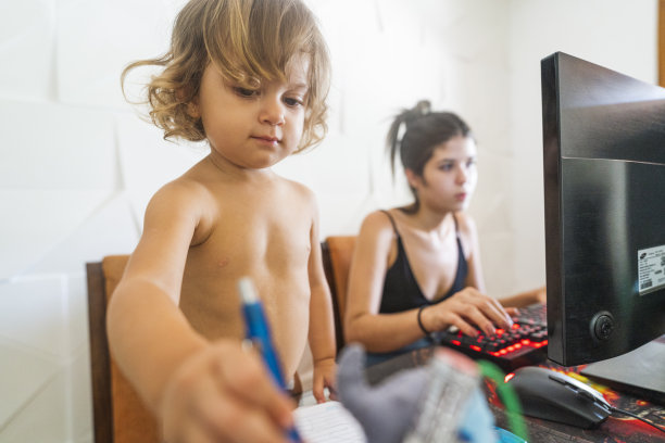 母亲工作，女儿陪伴图片下载