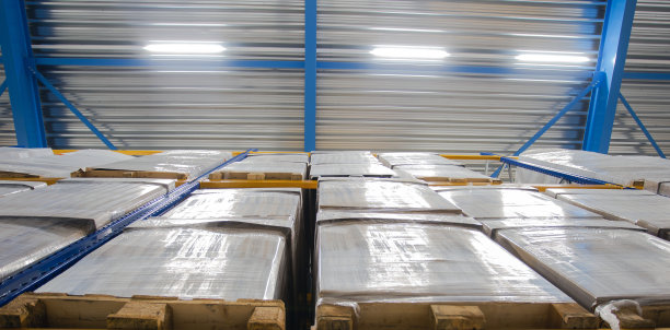 物流，存储，运输，工业和制造概念，货物箱储存在仓库货架图片下载