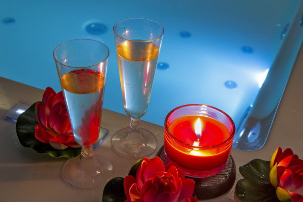 浴缸里的浪漫之夜图片下载