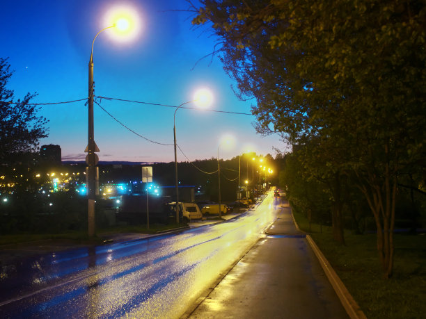 路灯在夜晚的街道上图片下载