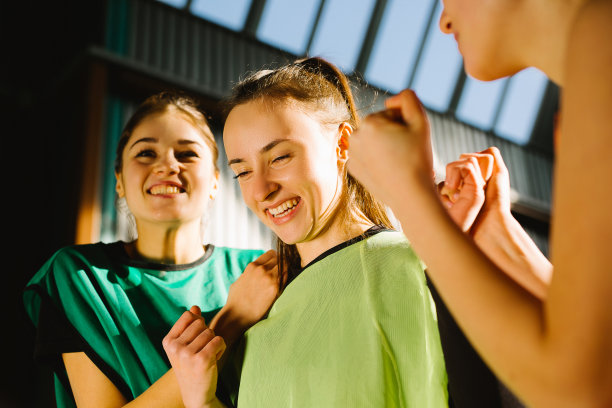 3名队友的照片，真诚地享受胜利。强烈而富有表现力的情感。竞争不仅仅是一场战斗，它是一种强大的纽带。团队合作的概念。图片下载