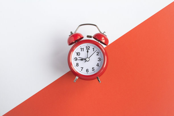 红色闹钟在双色背景。前视图。副本的空间。特写镜头。图片下载