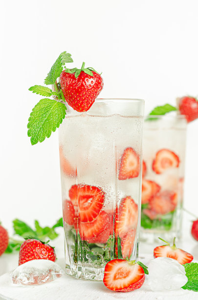 草莓泡水图片下载