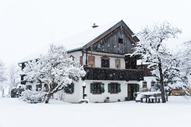 下雪期间的老巴伐利亚农舍图片下载