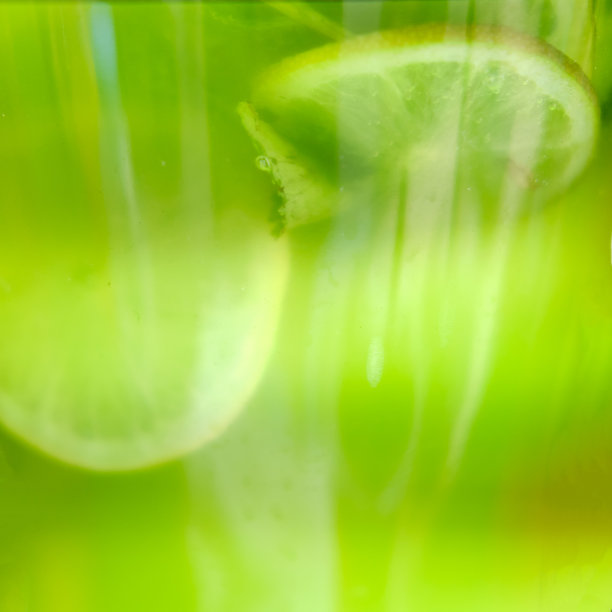 柠檬水在绿色玻璃杯中，柠檬饮料的食物背景图片下载