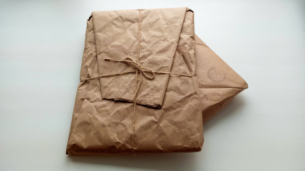 两个包裹用纸包好，用细绳绑好。图片下载