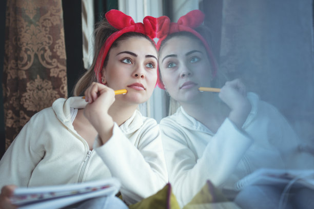 年轻女子把她的回忆写在日记里图片下载