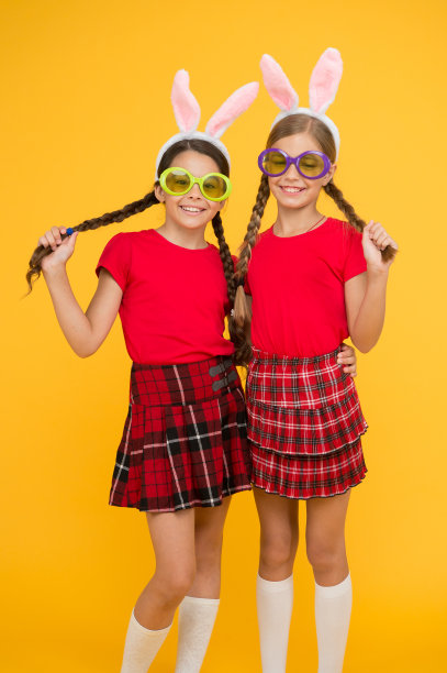 友谊的概念。有鸡蛋的有趣女孩。一家人在准备复活节。孩子们很开心。姐妹们庆祝复活节。最好的彩蛋。孩子们在复活节彩蛋中寻找兔子。复活节快乐图片下载