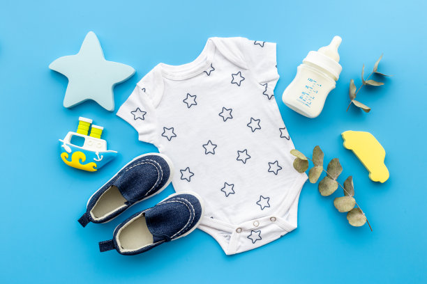 小男孩的紧身衣和鞋子，还有玩具。平躺图片下载