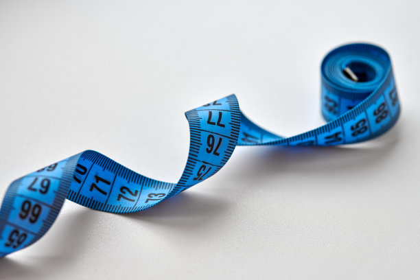 蓝色卷尺孤立在白色背景上图片下载
