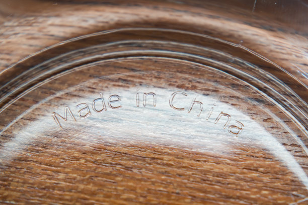 在水杯底部贴上“中国制造”的标签图片下载