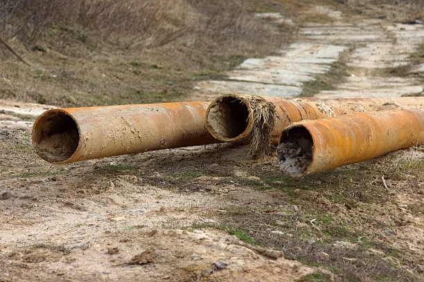 管道维修后生锈的旧金属管道图片下载