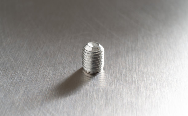 固定螺丝在金属表面上图片下载