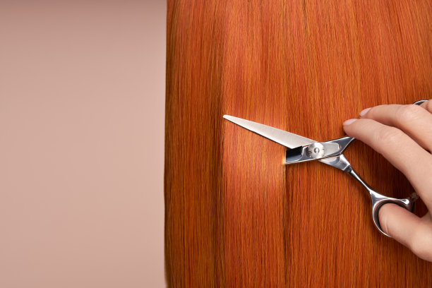 理发师用剪刀剪红长发图片下载