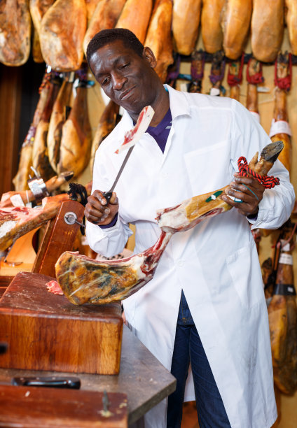 肉店老板正在检查火腿的质量图片下载