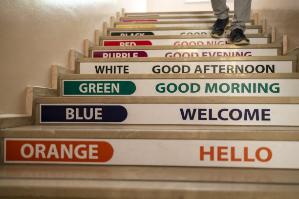 小学楼梯上的英语术语和颜色图片下载