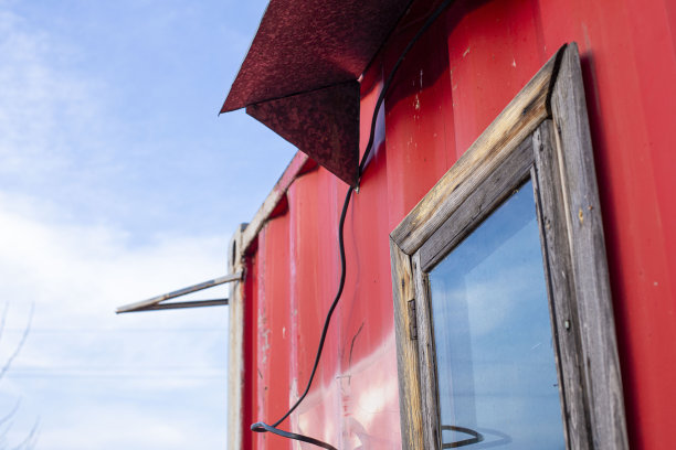 为建筑工地的一个住宅临时建筑重建集装箱，近景，前景和背景用散景效果模糊图片下载