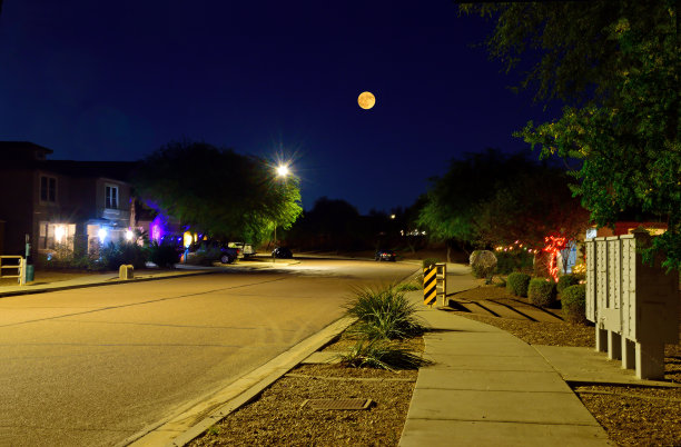 满月在南凤凰城的一条荒芜，宁静，空旷的街道上图片下载
