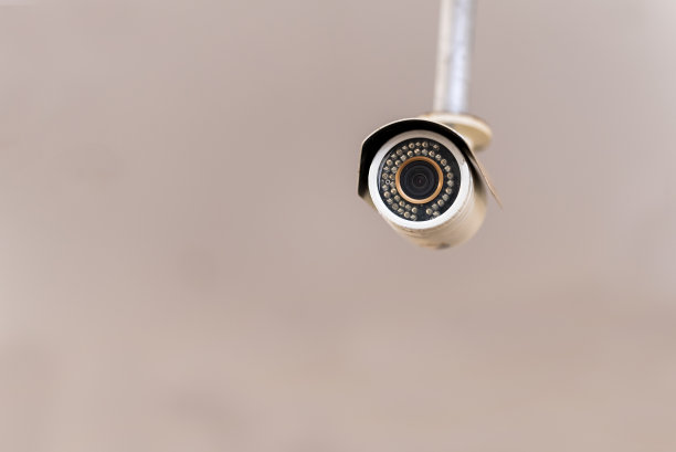 安全摄像头安装在外墙上，保证安全。图片下载