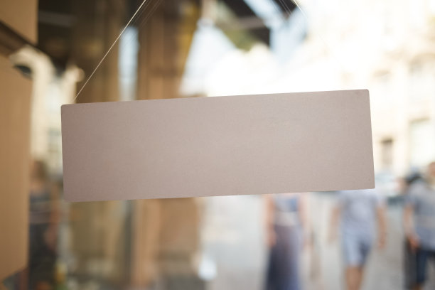 模糊背景上的空白白色零售商店标志。图片下载