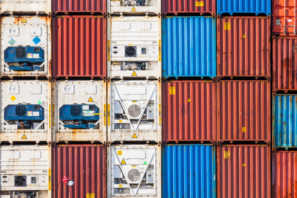 堆放的集装箱和冰箱图片下载