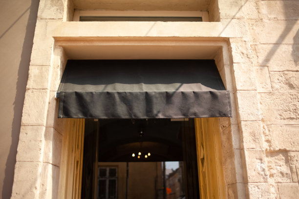 空白店面标识牌标识设计模板隔离，清晰店铺模板。街道挂挂在墙上。图片下载