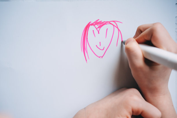 女孩在相册里画了一颗心图片下载