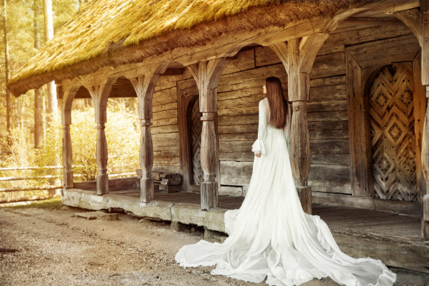 婚礼新娘礼服后视图户外。复古的白色新娘礼服在老木制平台。浪漫女人肖像图片下载