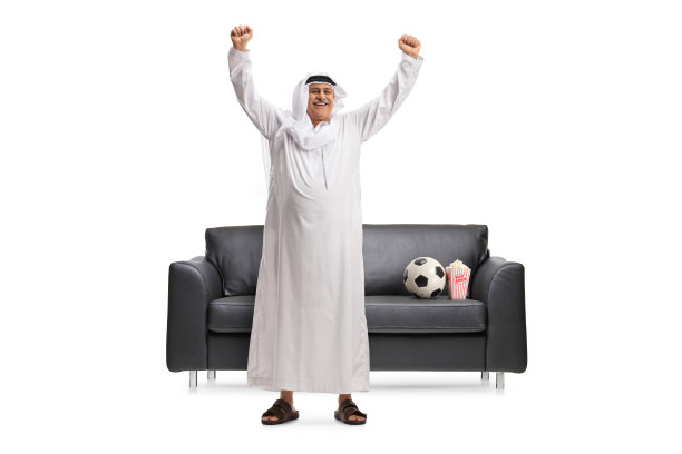 阿拉伯男子在沙发前欢呼雀跃地观看足球比赛的全身像图片下载