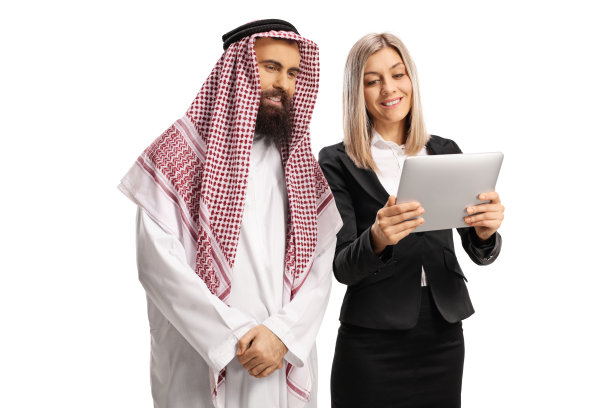 向一位沙特阿拉伯男人展示平板电脑的职业女性图片下载