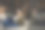 一个年轻女子坐在靠近玻璃窗的沙发上用笔记本电脑上网的照片图片下载