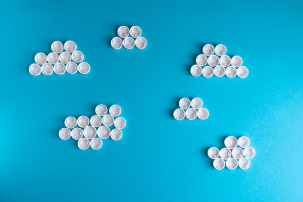 由塑料瓶盖制成的白云图片下载