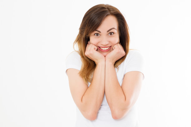 兴奋的女孩，因为大销售。美丽幸福的白人女人微笑孤立在白色的背景。副本的空间。皮肤护理的概念图片下载