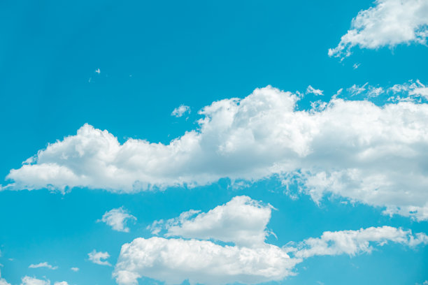 白云和明亮的蓝天背景图片下载