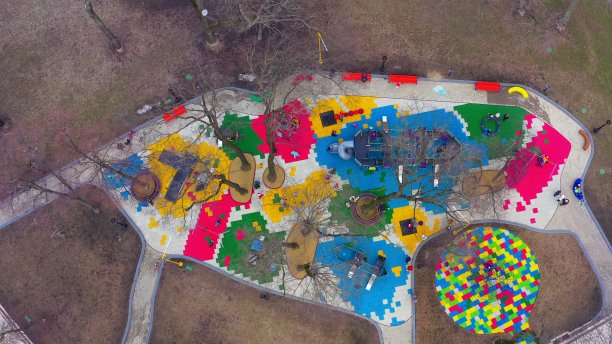 儿童多彩的户外游乐场，有旋转木马，秋千和滑梯图片下载