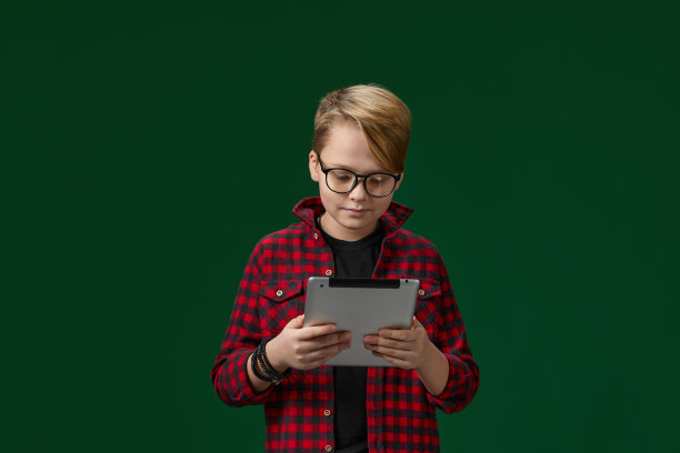 穿着格子衬衫和平板电脑的小男孩图片下载